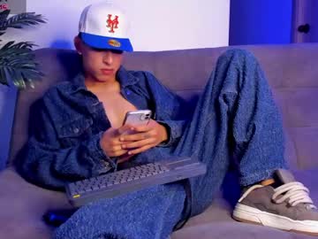 See Liam_055 online Now @ roxpoxy.com