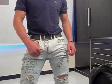 See Noahbrawn online Now @ roxpoxy.com